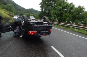 Polizeipräsidium Koblenz: POL-PPKO: Auto prallt gegen Weinbergmauer und überschlägt sich