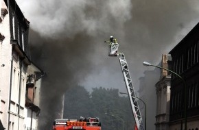 Feuerwehr Essen: FW-E: Feuer in ehemaligem Wohn- und Geschäftshaus in Essen-Katernberg, 58 Einsatzkräfte vor Ort