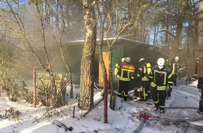 Freiwillige Feuerwehr Celle: FW Celle: Brennt Holzhütte in Scheuen