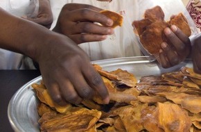 claro fair trade AG: claro fair trade AG: Getrocknetes Obst und Gemüse - mit einfachen Mitteln Ernährung sichern