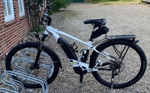 Polizeidirektion Flensburg: POL-FL: Steinberg - Diebstahl von E-Bikes, Täter flüchten, Polizei sucht Zeugen