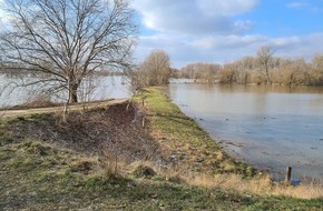 Feuerwehr und Rettungsdienst Bonn: FW-BN: Person auf dem Rhein in Not - 2 Personen unterkühlt gerettet.