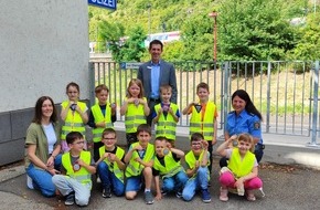 Polizeidirektion Mayen: POL-PDMY: Sparkasse unterstützt erneut die Vorschulkinder mit Reflektoren