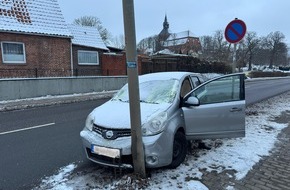 Polizeipr&auml;sidium Rostock: POL-HRO: Vereiste Frontscheibe: Fahrzeugf&uuml;hrerin f&auml;hrt gegen Stra&szlig;enlaterne