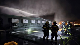 FW-AR: Feuer durch Wartungsarbeiten- Einheiten Neheim und Voßwinkel üben gemeinsam