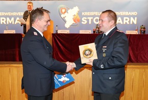 FW-Stormarn: Mitgliederversammlung: Thomas Proß von der Feuerwehr Poggensee mit dem deutschen Feuerwehr-Ehrenkreuz in Silber ausgezeichnet