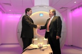 Asklepios Kliniken GmbH & Co. KGaA: Modernisierungsschub in der Radiologie / Asklepios erwirbt sechs der modernsten Kernspintomographen von Philips (mit Bild)