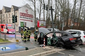 Feuerwehr Bochum: FW-BO: Verkehrsunfall auf der Herner Stra&szlig;e - Zwei Verletzte, Ampelmast besch&auml;digt
