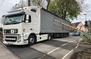 Polizei Bochum: POL-BO: Lastwagen verkeilt sich mit Bahnschranke