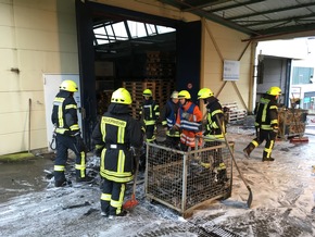 KFV-CW: Lagerhallenbrand mit starker Rauchentwicklung - Gitterboxen mit Kunststoffteilen in Brand geraten - Keine Verletzten
