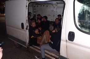 Bundespolizeidirektion Berlin: BPOLD-B: Bundespolizei deckt Schleusung von 24 Personen in einem Transporter auf
