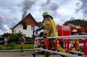 Freiwillige Feuerwehr Osterholz-Scharmbeck: FW Osterholz-Scharm.: Wohnungsbrand mit Menschenleben in Gefahr - Feuerwehr kann Dachstuhlbrand verhindern