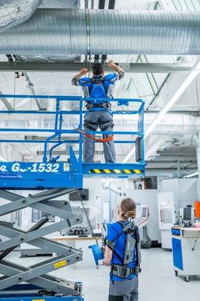 Ottobock präsentiert neues Exoskelett für komfortable Überkopfarbeit