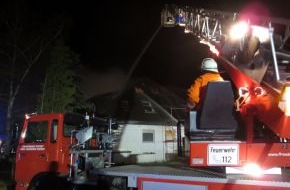 Polizeiinspektion Harburg: POL-WL: Einfamilienhaus ausgebrannt - Nachbargebäude in Gefahr - Feuerwehr im Großeinsatz