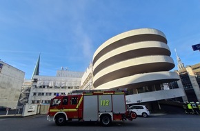 Feuerwehr Dortmund: FW-DO: Brennende Baumaterialien sorgen für eine starke Rauchentwicklung