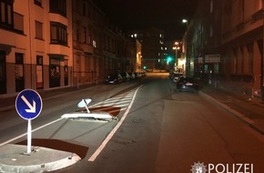 Polizeipräsidium Westpfalz: POL-PPWP: Über Verkehrsinsel gefahren