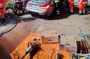 Feuerwehr München: FW-M: Verkehrsunfall fordert zwei Schwerverletzte (Isarvorstadt)