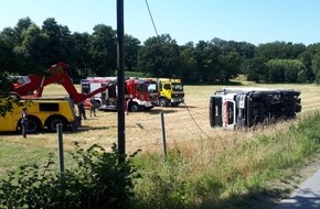 Feuerwehr Datteln: FW Datteln: Müllwagen kippt auf die Seite, 2 Verletzte Folgeeinsätze sorgen für einsatzreichen Nachmittag der Dattelner Wehr
