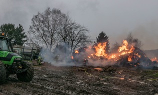 Feuerwehr Bochum: FW-BO: +++ 2. Update - Brennende Strohballen auf Wiese +++