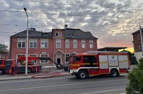 Feuerwehr Dresden: FW Dresden: Brand gelöscht - Nachlöscharbeiten in der Staatsoperette im Gange