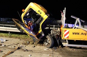 Autobahnpolizeiinspektion: API-TH: Sattelzug fährt frontal auf Schilderwagen auf