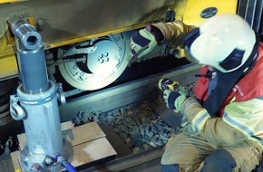 Feuerwehr Dresden: FW Dresden: Straßenbahnentgleisung auf der Königsbrücker Straße: Erfolgreiche Bergung ohne Verletzte