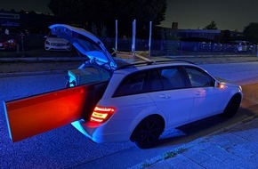 Polizei Bremerhaven: POL-Bremerhaven: Kombi als Umzugstransporter: Tisch auf dem Dach und ungesicherte Schr&auml;nke im Heck