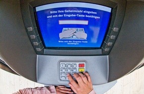 Polizei Mettmann: POL-ME: 75-Jährige in Bankfiliale ausgeraubt - Polizei ermittelt - Ratingen - 2311103