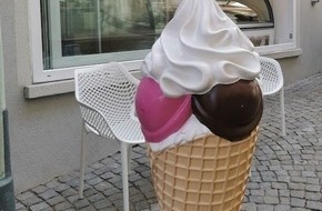 Polizeipräsidium Freiburg: POL-FR: Laufenburg: Werbe-Eistüte vor Eiscafé entwendet - Polizei bittet um Hinweise!