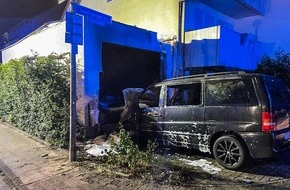 Feuerwehr Essen: FW-E: Kleinbus brennt vor Garage - Feuerwehr verhindert Brandausbreitung auf das Wohngebäude