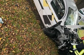 Freiwillige Feuerwehr Gemeinde Schiffdorf: FFW Schiffdorf: Fahrer verliert aus ungeklärter Ursache die Kontrolle über sein Fahrzeug