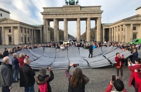 UNO-Flüchtlingshilfe e.V.: Startschuss vor dem Brandenburger Tor: Auftaktaktion für die Winterkampagne der UNO-Flüchtlingshilfe