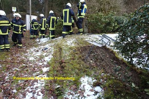 FW-PL: Plettenberg OT Erkelze. PKW-Fahrer musste von der Feuerwehr aus seinem Fahrzeug befreit werden.