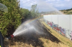 Feuerwehr Bochum: FW-BO: Feuerwehr Bochum l&ouml;scht B&ouml;schungsbrand an der A40