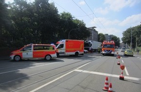 Feuerwehr Mülheim an der Ruhr: FW-MH: Verkehrsunfall auf der Aktienstraße: LKW-Fahrer schiebt Kleinwagen vor sich her