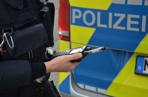 Polizei Mettmann: POL-ME: Aufmerksame Zeugen klären Verkehrsunfallflucht - Velbert - 2401082