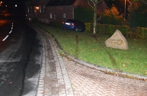 Polizeiinspektion Hameln-Pyrmont/Holzminden: POL-HM: Pkw kommt von Fahrbahn ab und prallt gegen Baum - alkoholisierter Fahrer bleibt unverletzt