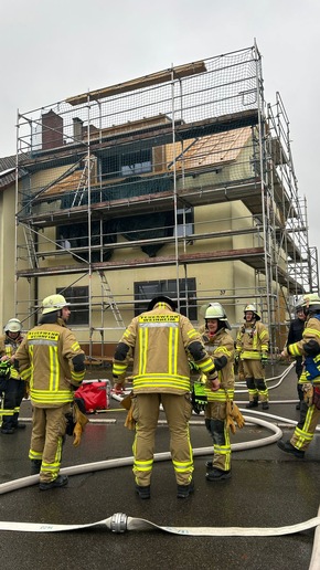 FW Weinheim: Realit&auml;tsnahe Einsatz&uuml;bung in L&uuml;tzelsachsen. Feuerwehr trainiert Brandeinsatz in Mehrparteienhaus