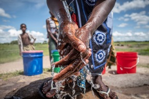 World Water Day 22.03.2026: Hamburg-based Aid by Trade Foundation Improves Drinking Water Supply and Equal Opportunities for Girls in Africa