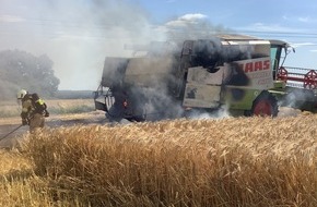 Feuerwehr Mettmann: FW Mettmann: M&auml;hdrescher geht in Flammen auf
