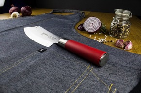 Perfekt gerüstet für die Grill-Saison: Mit dem Messer von F.DICK und der Profi-Schürze von KAYA&amp;KATO