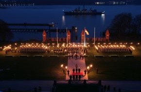 Presse- und Informationszentrum Marine: Marine - Bilder der Woche: Großer Zapfenstreich an der Marineschule Mürwik