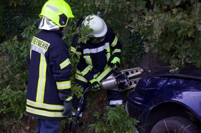 FW Flotwedel: Person bei Unfall eingeklemmt - Ortsfeuerwehr Eicklingen probt den Ernstfall