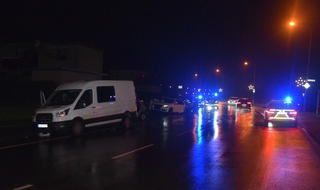 Kreispolizeibehörde Herford: POL-HF: Verkehrsunfall unter Alkoholeinfluss - Mann fährt geparkten Autos auf und flieht zu Fuß