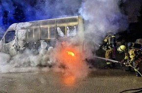 Feuerwehr Neuss: FW-NE: Brennender Transporter im Barbaraviertel | Starke Rauchentwicklung in der Nacht