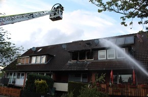 Freiwillige Feuerwehr Samtgemeinde Fredenbeck: FFW Fredenbeck: Wohnungsbrand in Helmste / 150 Einsatzkräfte im Einsatz