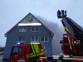 FW-RD: Aktualisierung: Dachstuhlbrand in Wasbek -Großalarm für alle umliegenden Feuerwehren