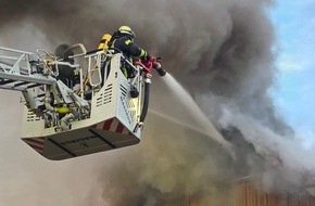 Freiwillige Feuerwehr Celle: FW Celle: Geb&auml;udebrand in Bostel - 1. Lageneldung