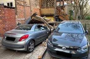 Polizeiinspektion Schwerin: POL-SN: Einstürzende Hauswand beschädigt zwei abgestellte Pkw