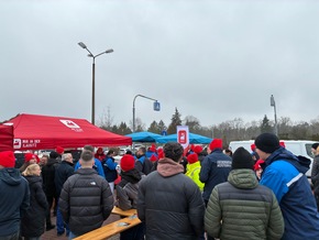 Tarifaktion bei der BASF Schwarzheide: IGBCE-Vertrauensleute erkl&auml;ren Solidarit&auml;t mit den Besch&auml;ftigten am Standort Berlin